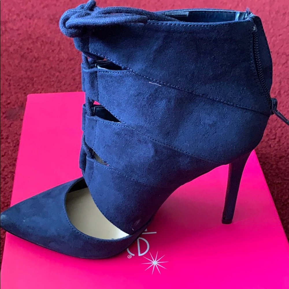Navy heels